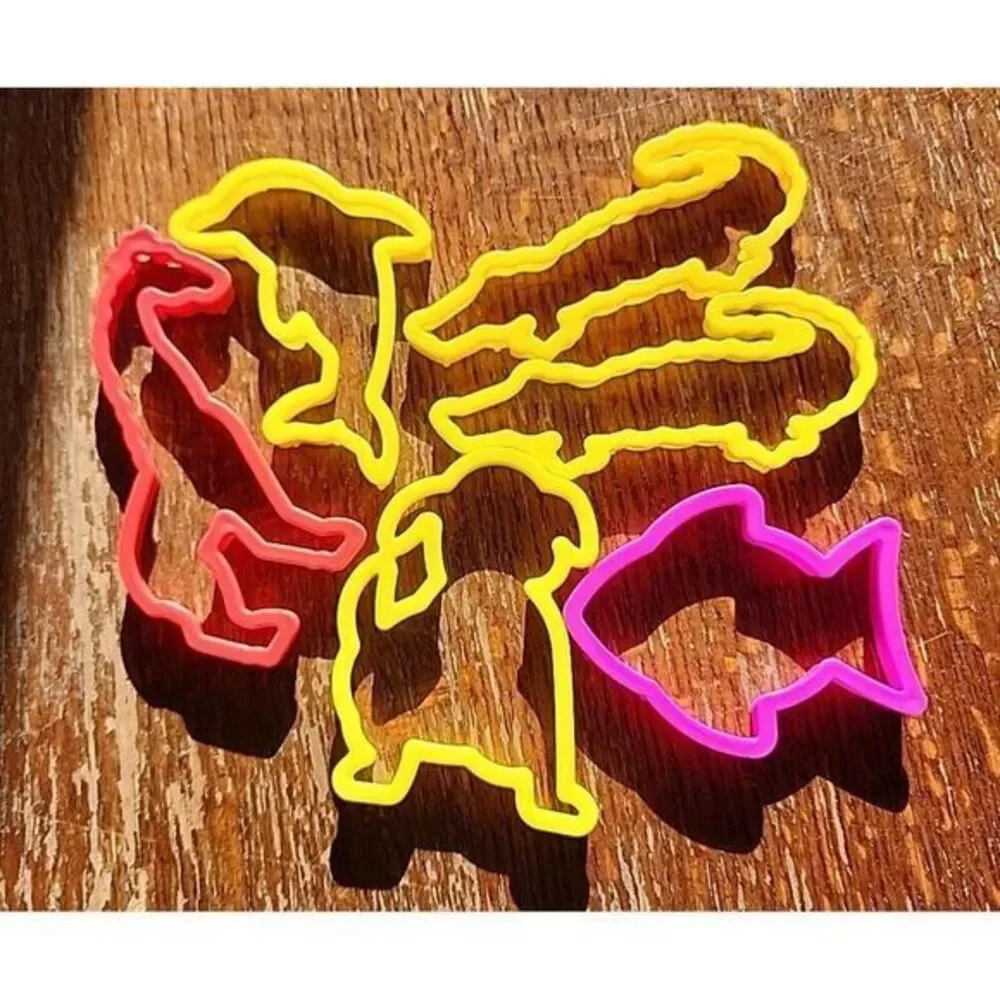 Wilton Animal Cookie Cutters 6 plastic Giraffe, Dog, Fish,‎ Alligator, Dolphin